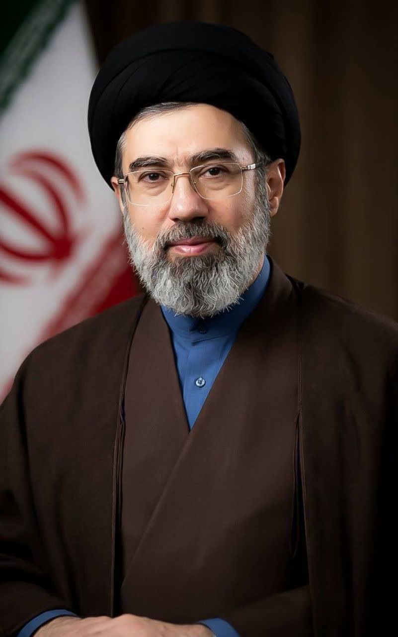 با انتخاب مجلس خبرگان رهبری سومین رهبر نظام مقدس جمهوری اسلامی ایران معرفی شدند
